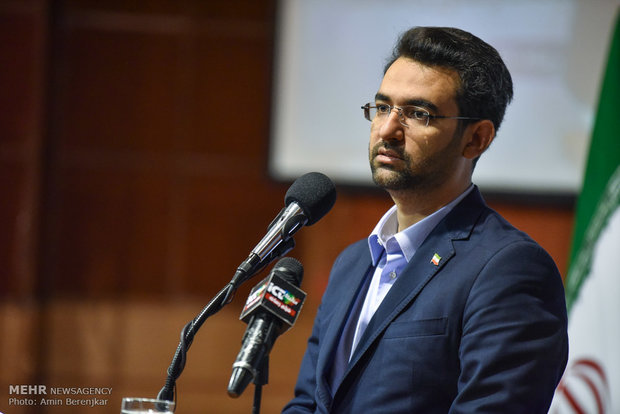 آذری جهرمی در حاشیه جلسه کمیسیون صنایع زیرساختهای فنی پیادهسازی دولت الکترونیک آماده شده است