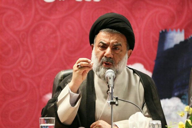  نماینده ولی‌فقیه در لرستان ایران پرچمدار مبارزه با استکبارجهانی مردم پای انقلاب ایستاده‌اند
