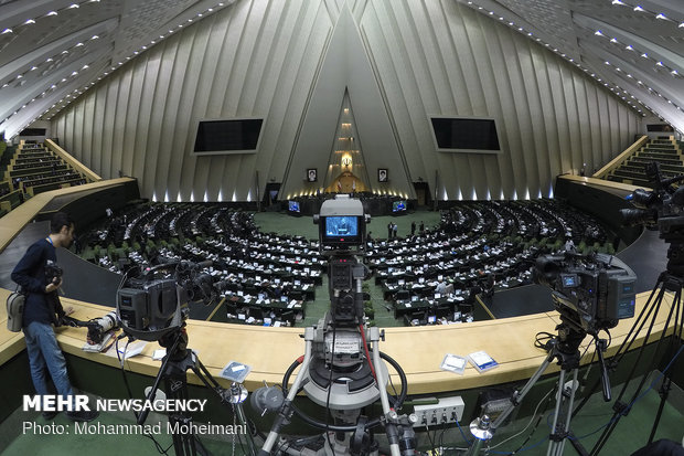  به ریاست لاریجانی؛ جلسه علنی آغاز شد تقدیم لایحه بودجه ۹۸ در دستور کار مجلس