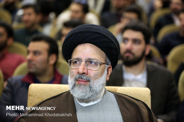 تولیت آستان قدس رضوی دشمن تلاش می کند معنویت و فکر را از جامعه ما بگیرد