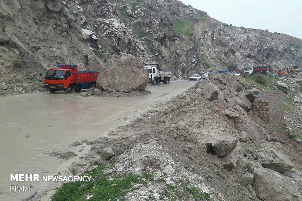انسداد جاده پلدختر- خرم‌آباد بر اثر ریزش کوه